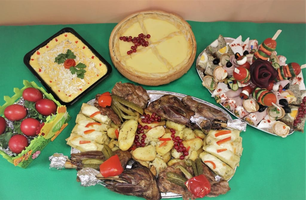 Pachet Paste nr. 2 - contine: Pasca, Salata boeuf carne pui, Oua rosii, Platou cald (pulpa miel, ceafa porc, clatite pui, cartofi cuptor) - poate fi mic si mediu, Platou rece (drob pui, rulou sunca cu salata cruditati, cos icre, cos vinete, dobos, frig capresse, frig legume, masline, telemea) - mic 529,0 lei, mare 629,0 lei