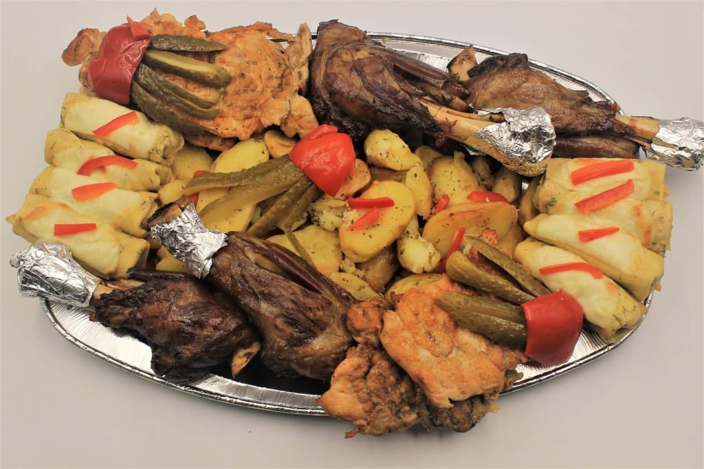 Platou cald miel si porc - contine: pulpa miel la cuptor, ceafa de porc la gratar, clatite de pui gratinate, cartofi la cuptor, gogosari in otet, castraveti in otet - mic (2 pulpe de miel) 319,0 lei, mare (4 pulpe de miel) 449,0 lei