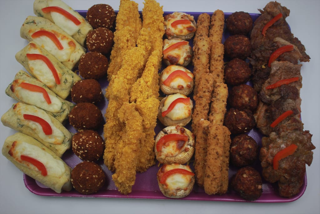 Platou dreptunghiular 28 - contine clatite de pui gratinate (6 buc), chiftelute de pui cu susan (7 buc), degetele de pui crocante (9 buc), ciuperci cu bacon gratinate (6 buc), mozzarella fingers (9 buc), chiftelute de porc (7 buc), ceafa de porc la gratar (5 buc) - recomandare de consum 4-5 persoane - 241 lei. Pretul afisat este cel cu reducerea de 10% aplicata.