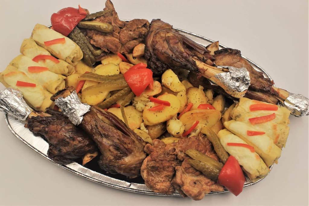 Platou cald miel si pui - contine: pulpa miel la cuptor, pulpa pui dezosata la gratar, clatite de pui gratinate, cartofi la cuptor, gogosari in otet, castraveti in otet - mic (2 pulpe de miel) 319,0 lei, mare (4 pulpe de miel) 449,0 lei