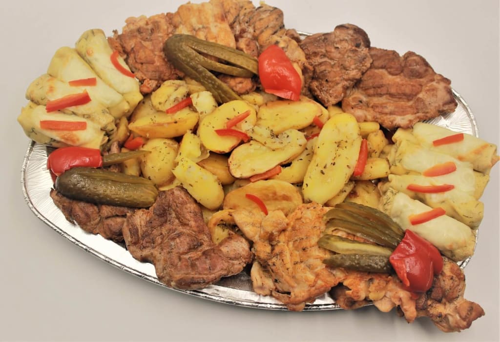 Platou cald pui si porc - contine: pulpa dezosata de pui la gratar, ceafa de porc la gratar, clatite de pui gratinate, cartofi la cuptor, gogosari in otet, castraveti in otet - 249,0 lei