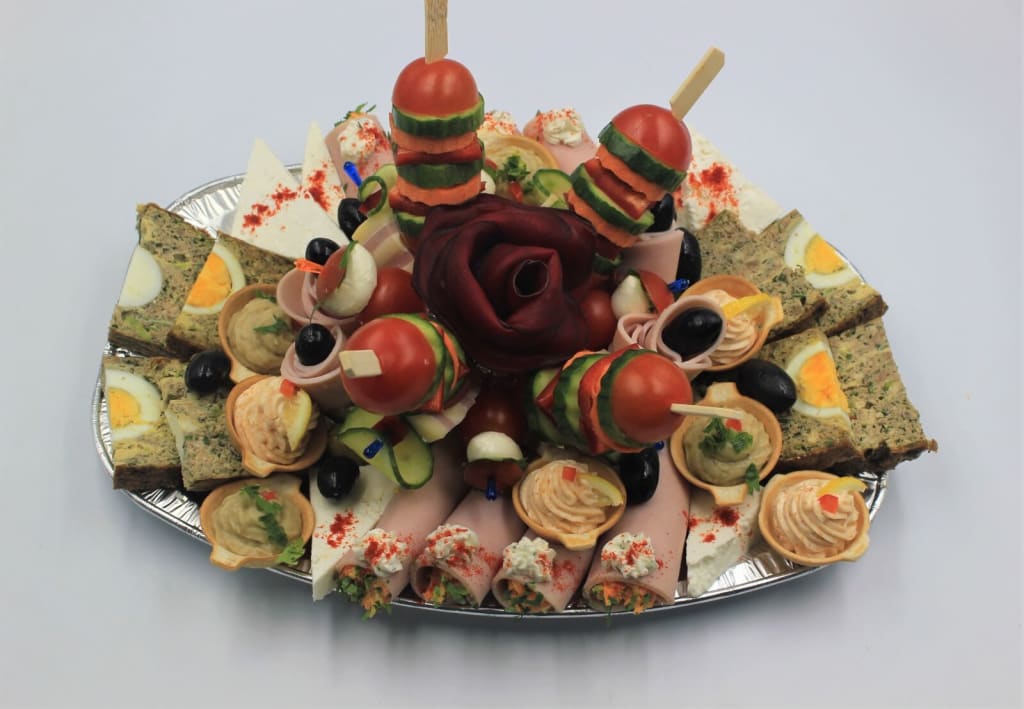 Platou rece traditional - contine: drob de pui, rulou de sunca presata de pui cu salata de cruditati, cos cu icre de crap, cos cu salata de vinete, dobos, frigarui capresse, frigarui legume, masline, telemea de vaca - 199,0 lei