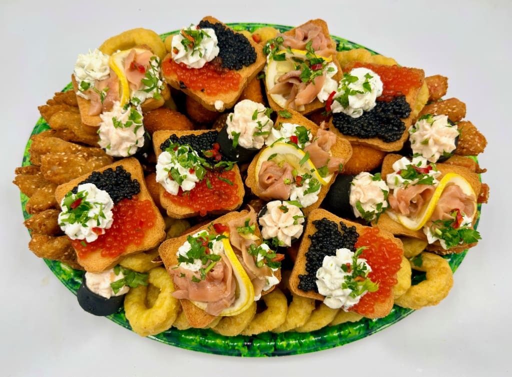 Platou oval 20 - contine midii pane, surimi pane cu susan, muslitos, inele calamar pane, gujoane de salau, tartine cu somon fume, tartine cu icre germane si daneze, cosulete cu icre de crap, sos cocktail. Platou mic (3-4 persoane) 222 lei, platou mediu (5-6 persoane) 289 lei, platou mare (7-8 persoane) 359 lei. Pretul afisat este cel cu reducerea de 10% aplicata.