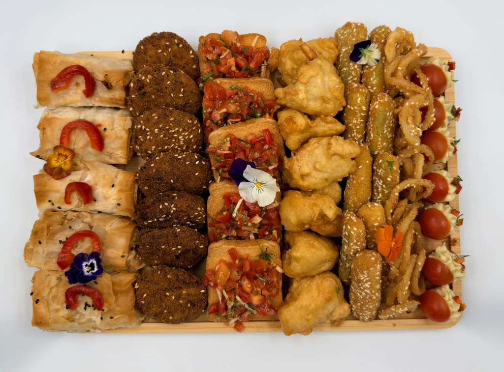 Platou cald vegetarian / post Premium nr. 18 - Contine: rulada de ciuperci, chiftele de legume, bruschete, conopida pane, sticks de dovlecel, inele de ceapa, rosii cherry cu vinete. Recomandare de consum 4-5 persoane. Pret - 229 lei/buc