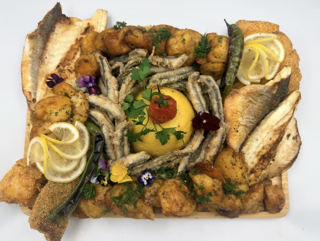 Platou cald peste Premium nr. 7 - Contine: hamsie prajita, crap prajit, pastrav file, cartofi la cuptor, mamaliguta, sos cocktail, mujdei. Recomandare de consum 4-5 persoane. Pret - 275 lei/buc