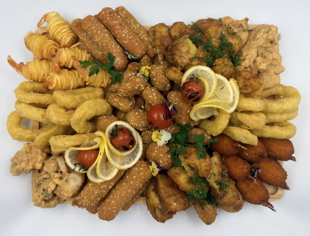 Platou cald fritto misto Premium nr. 9 - Contine: midii pane, inele de calamar pane, muslitos, creveti in cartofi, baby caracatita pane, surimi pane, sos cocktail, sos de maioneza cu usturoi. Recomandare de consum 4-5 persoane. Pret - 290 lei/buc