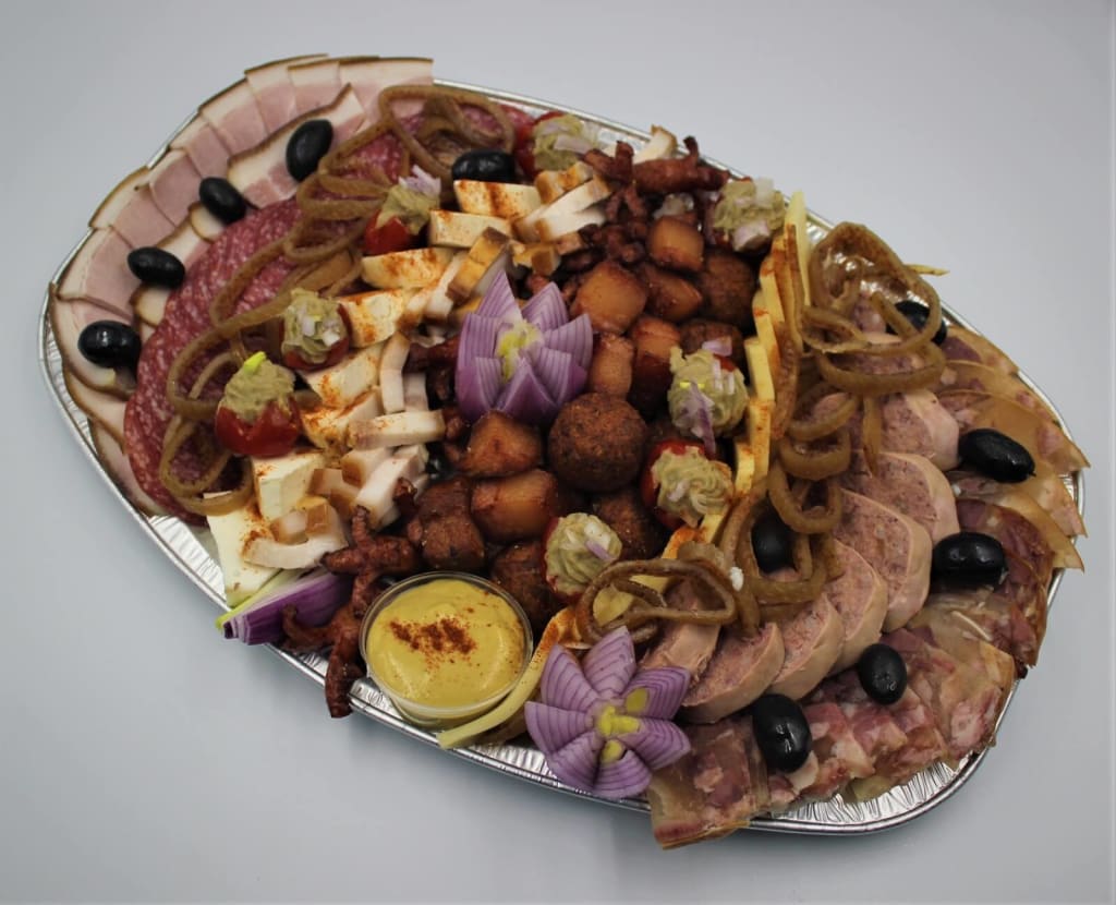 Platou traditional 1 Contine: toba de porc, caltabos, masline, sorici, cascaval, cos cu vinete, chiftelute de porc, jumeri, cabanos flori, sunculita, salam crud-uscat, kaiser, mustar, ceapa rosie - 265 lei. La acest tip de platou nu se aplica reducerea de 10%.