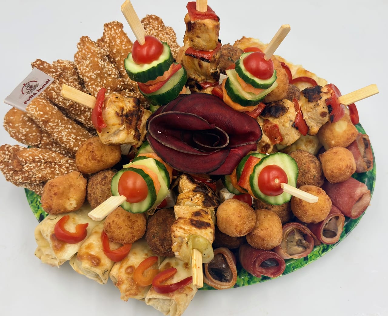 Platou oval 19 - contine bulete de cascaval, degetele de pui/porc cu susan, chiftelute de pui/porc, clatite de pui gratinate, ficatei de pui cu bacon, frigarui de pui/porc, frigarui de rosii cherry cu telemea de vaca, frigarui de legume proaspete. Platou mic (3-4 persoane) 184 lei, platou mediu (5-6 persoane) 251 lei, platou mare (7-8 persoane) 308 lei. Pretul afisat este cel cu reducerea de 10% aplicata.