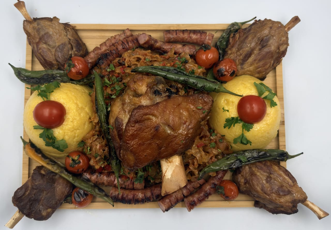 Platou cald porc Premium nr. 6 - Contine: ciolan de porc, aripioare de porc, carnati semiafumati, varza calita, mamaliguta, ardei iute, rosii cherry. Recomandare de consum 4-5 persoane. Pret - 260 lei/buc