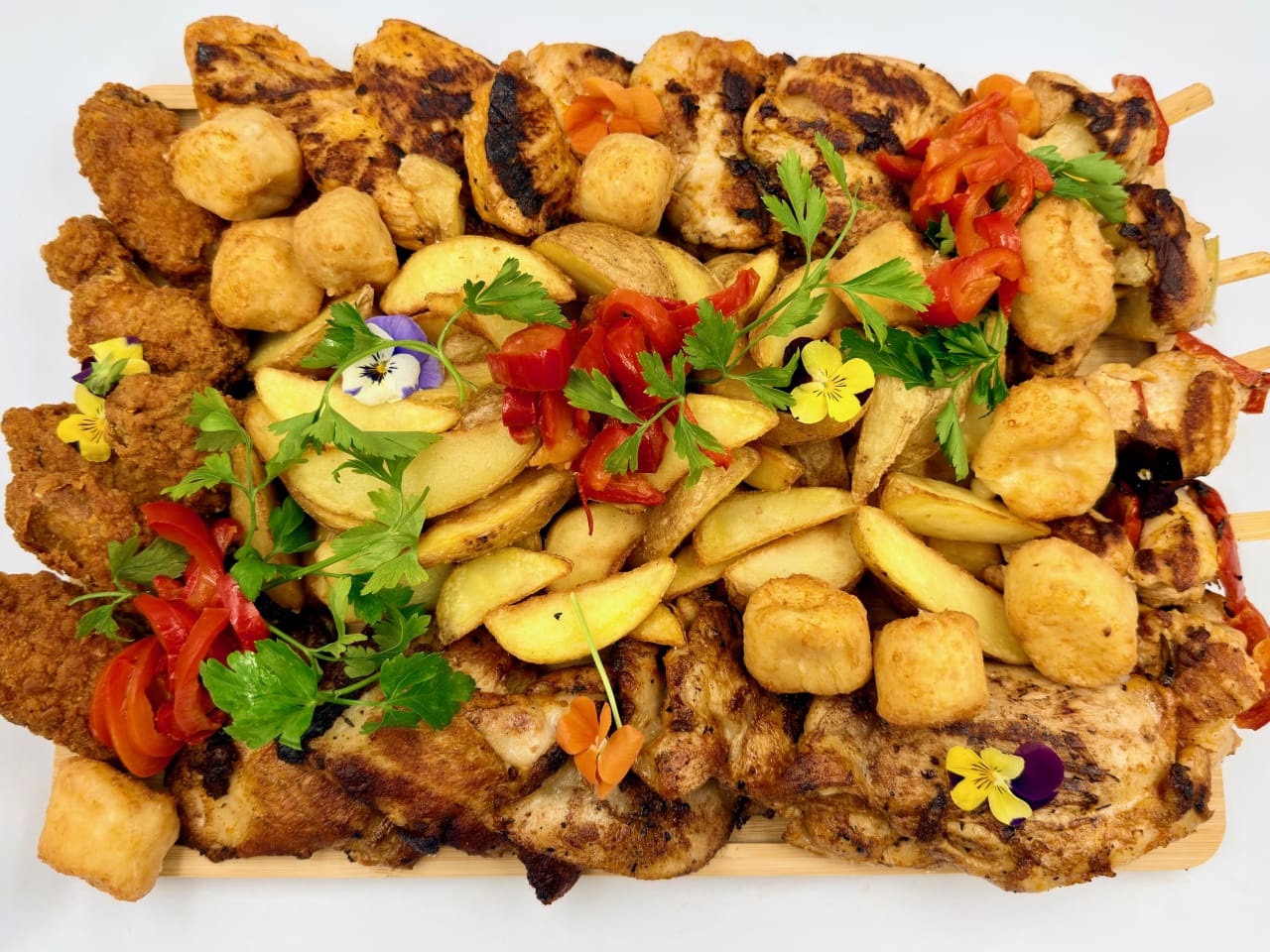 Platou cald  pui Premium nr. 15 - Contine: aripi pui crocante, frigarui de pui, piept de pui la gratar, pulpa de pui dezosata la gratar, cartofi wedges, bulete de cascaval, sos smantana cu usturoi, salata de varza alba cu varza rosie. Recomandare de consum 4-5 persoane. Pret - 229 lei/buc