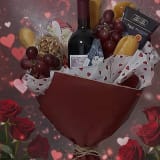 Buchet nr. 4 - Aranjament cu vin pentru seri minunate. Contine: Sticla de vin (puteti alege dvs ce vin sa impachetam), parmesan, camambert / brie, branza blue, salam crud uscat, miez de nuca, struguri rose / negri / albi, chifle. Contine alcool si prin urmare NU se comercializeaza si NU se livreaza persoanelor sub 18 ani. Pret de la 349 lei.