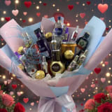 Buchet nr. 3 - Aranjament cu mix de sticle. Contine: Mozart Gold Chocolate Lichior, Whitley Neill Rhubarb Ginger Gin, Jagermeister Lichior, Finlandia Vodka, Bacardi Blanca Blanca Rom, Anthon Berg ciocolata cu alcool, Ferrero Roche bomboane, San Pelegrino tonic, San Pelegrino orange, Cola suc. Contine alcool si prin urmare NU se comercializeaza si NU se livreaza persoanelor sub 18 ani. Pret 349 lei.