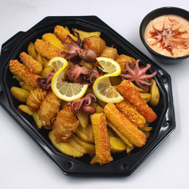 Platou rapid 13 fructe de mare - contine baby caracatita, creveti in cartofi, surimi crocante, cartofi wedges, sos cocktail - recomandare de consum 3 persoane - 137 lei. Pretul afisat este cel cu reducerea de 10% aplicata.