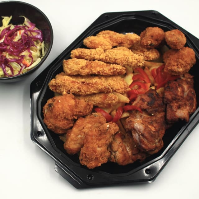 Platou rapid 12 pui - contine aripi de pui crocante, pulpa dezosata la gratar, degetele crocante, cartofi wedges, salata de varza alba si varza rosie - recomandare de consum 3 persoane - 113 lei. Pretul afisat este cel cu reducerea de 10% aplicata.