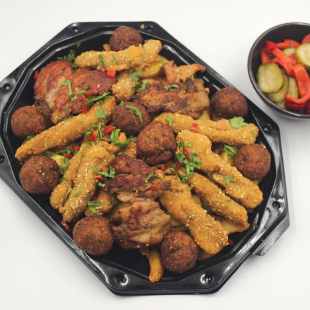 Platou rapid 16 porc - contine ceafa la gratar, chiftelute de porc, degetele de porc, cartofi wedges, castraveti in otet, gogosari in otet - recomandare de consum 3 persoane - 118 lei. Pretul afisat este cel cu reducerea de 10% aplicata.