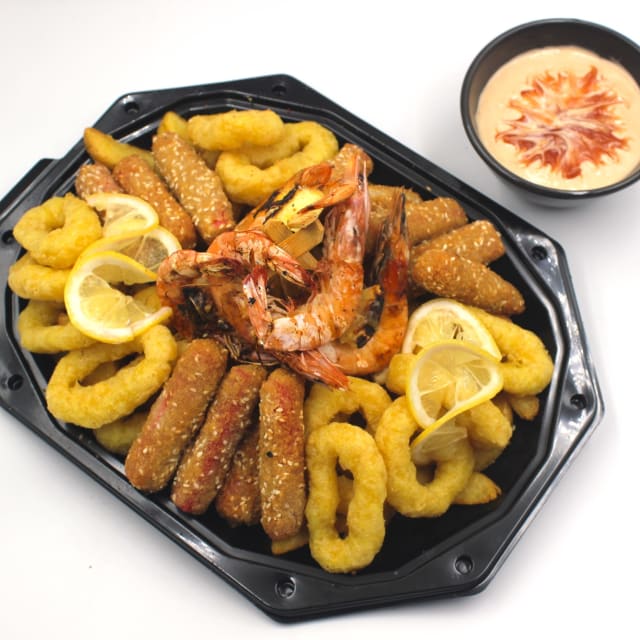 Platou rapid 14 fructe de mare - contine: frigarui de creveti, surimi crocanti, inele de calamar pane, cartofi wedges, sos cocktail - recomandare de consum 3 persoane - 113 lei. Pretul afisat este cel cu reducerea de 10% aplicata.