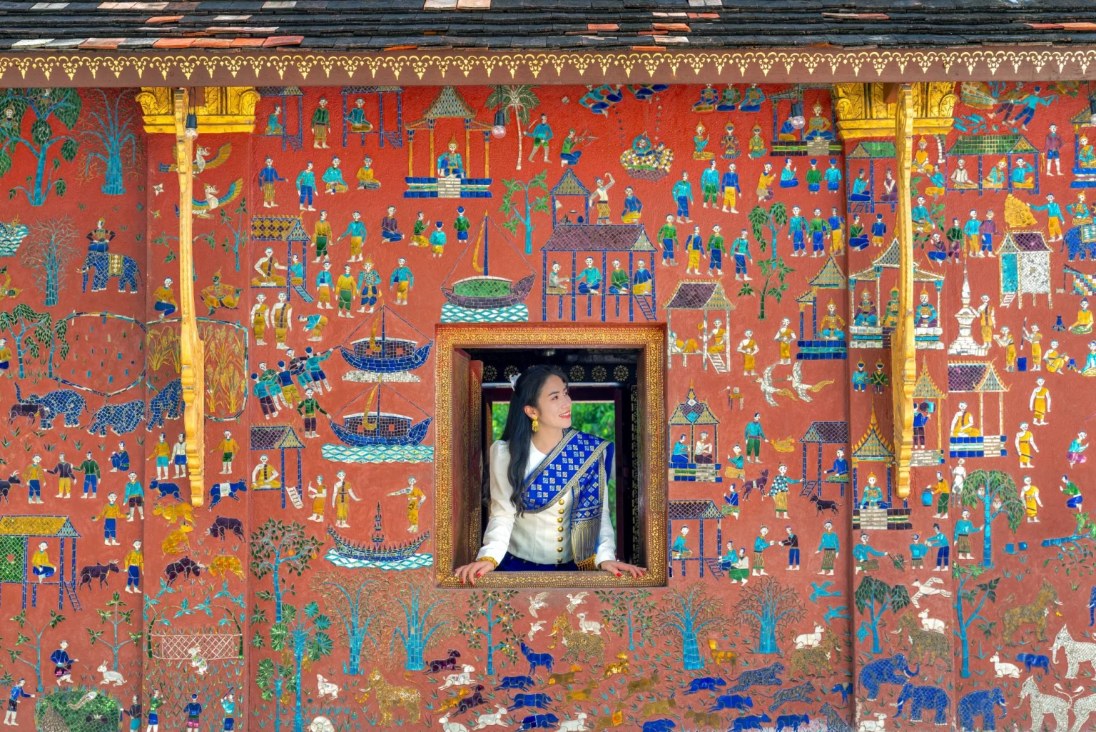 Asian girl in Wat Xieng Thong temple