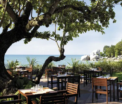 Shangri La Rasa SayangBar overlooking beach
