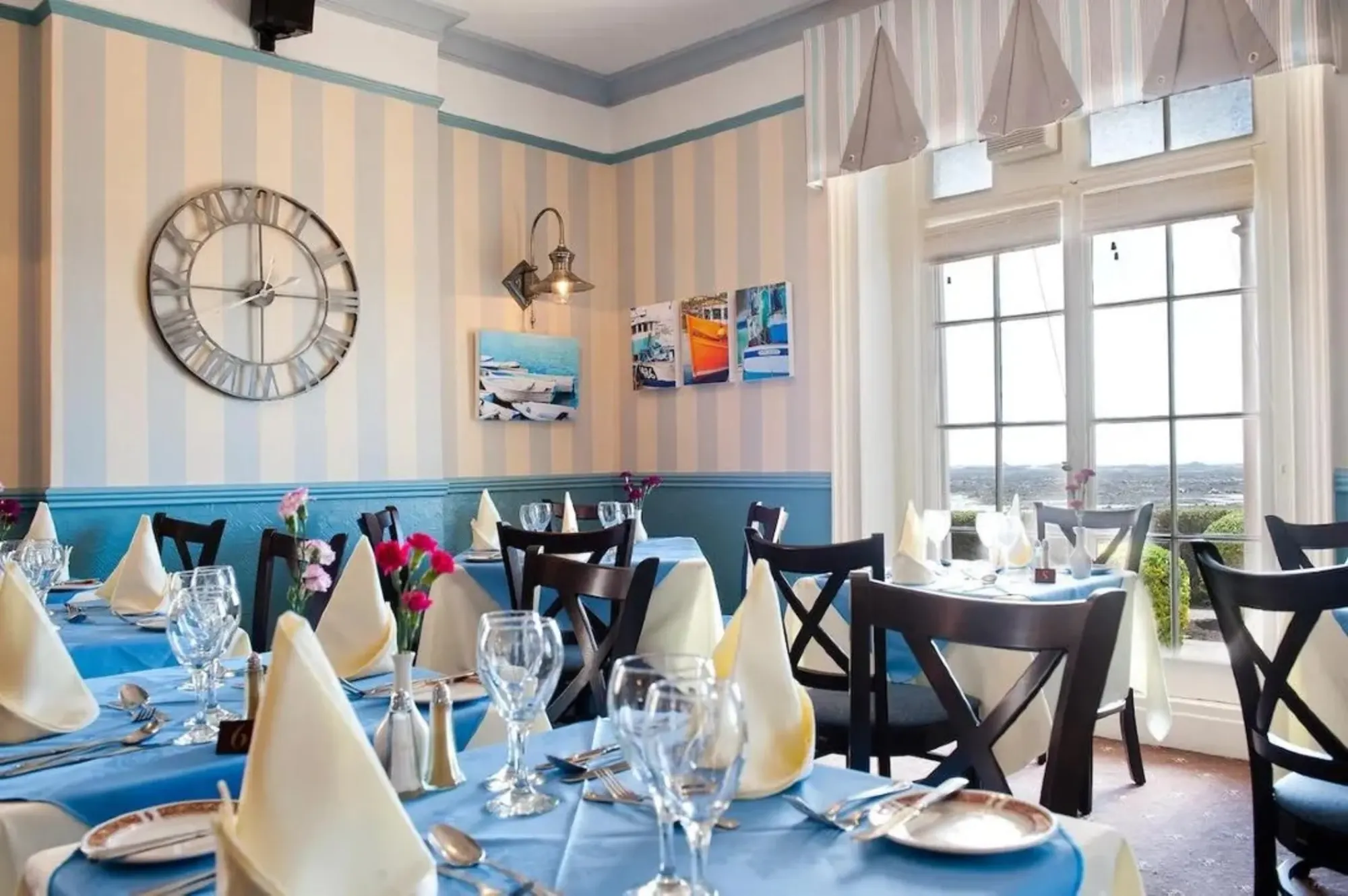 Restaurant, indoor dining area