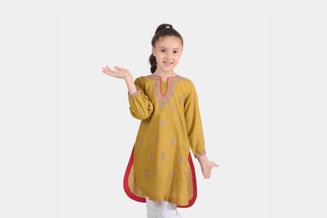 How to Choose the Perfect Pakistani Suits & Kurtis for Girls?
