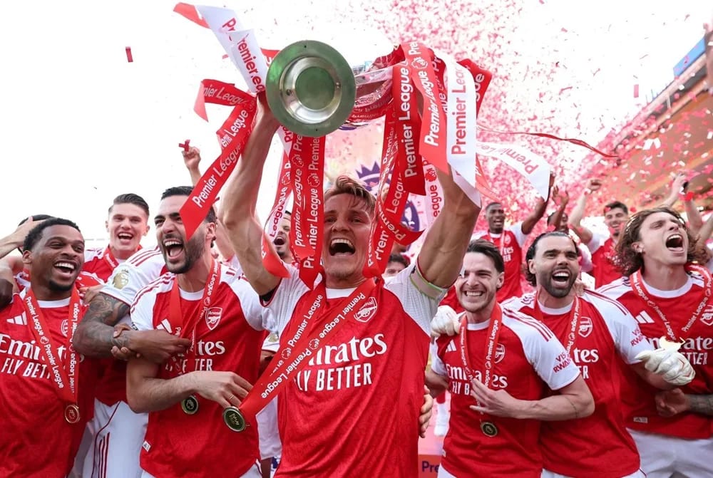 Arsenal players lift the Premier League trophy