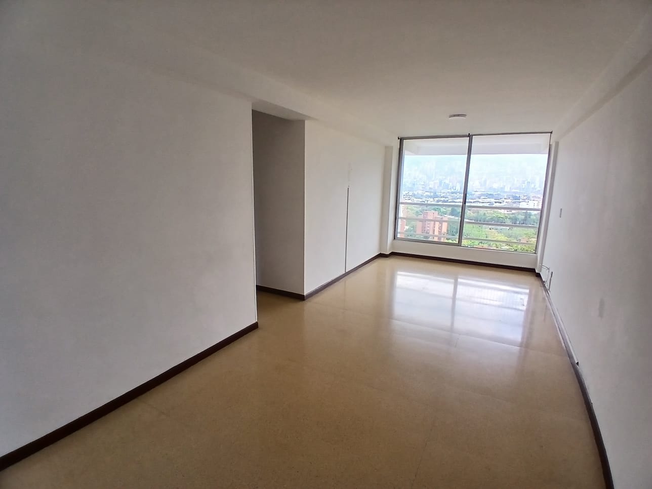 Venta de apartamento para remodelar en Loma de los Bernal, Medellín - 1