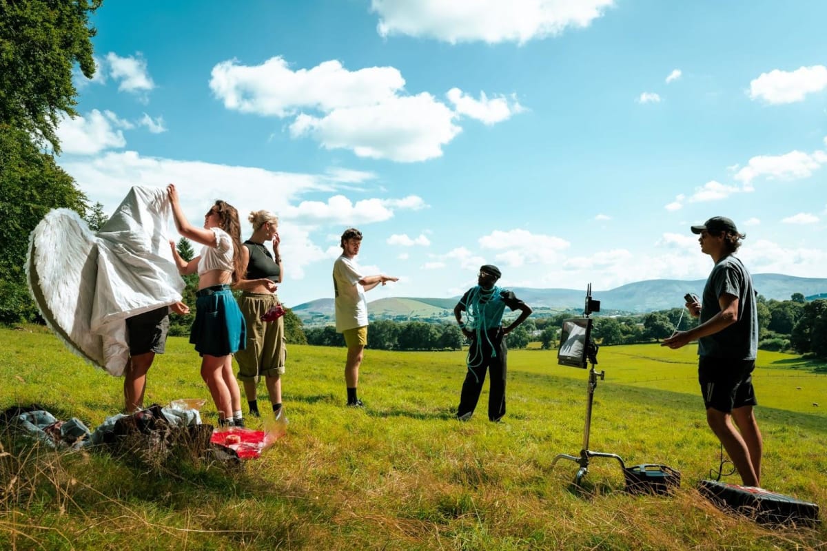 Behind the scenes of the production of the track's video