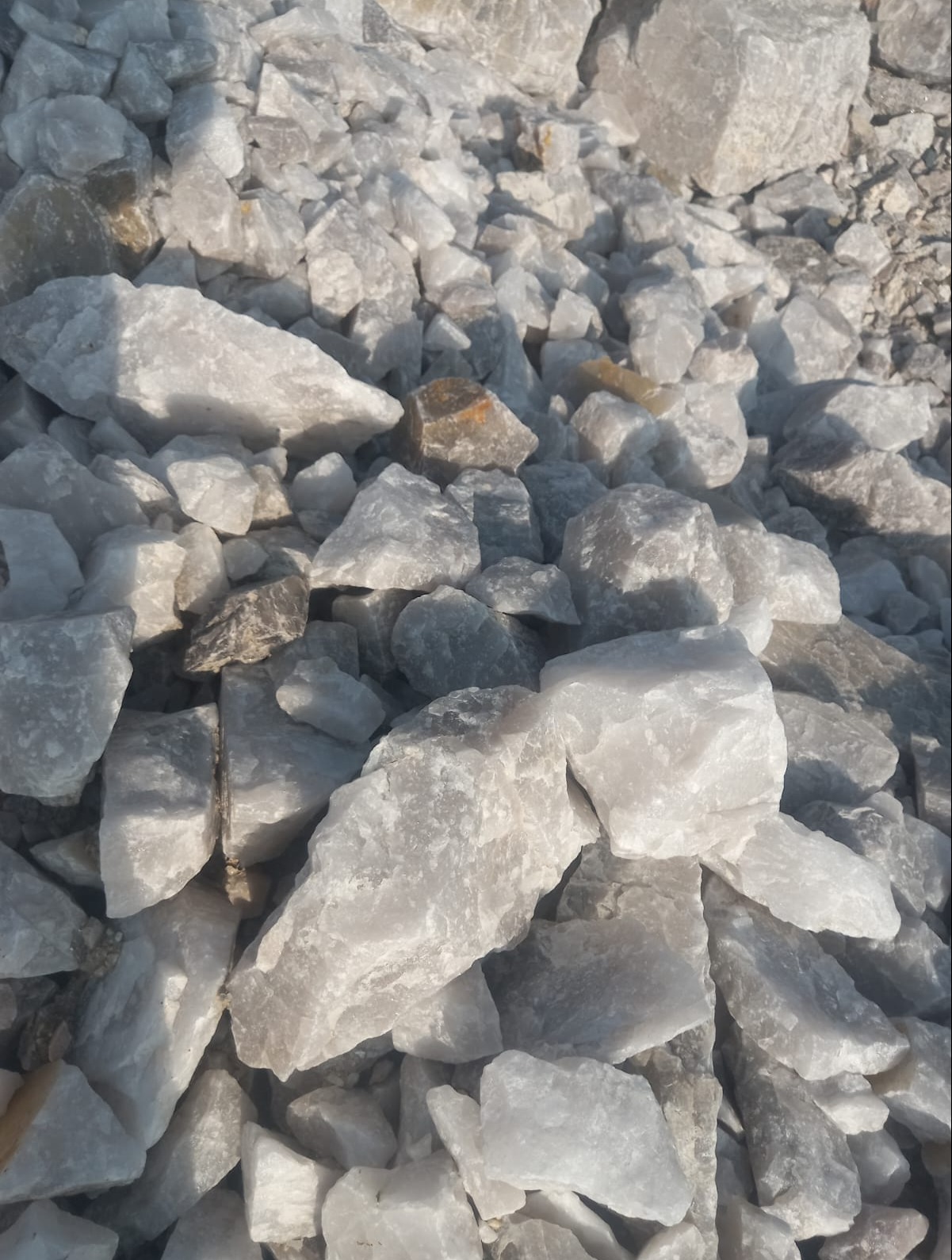 5 Hectare Quartz & Soda Feldspar Mine Near Ameth, Udaipur, Rajasthan | Quartz Block Mining in Progress