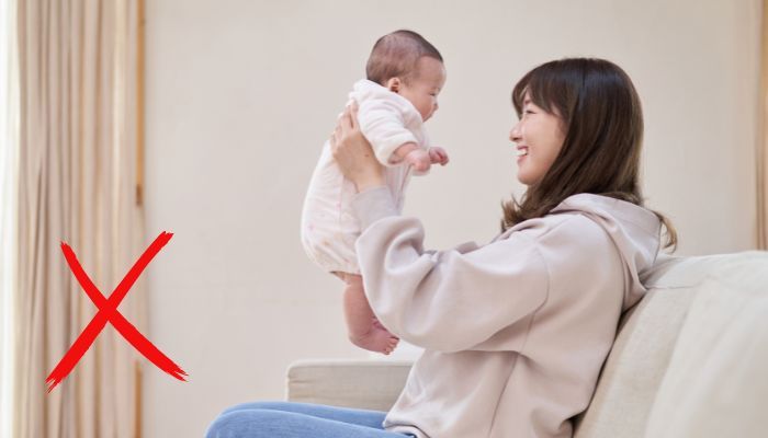 родители не знаят как да държат правилно новороденото