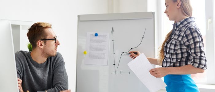 Мотивация и прозрачност с бяла дъска в офиса