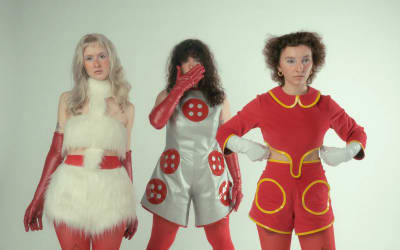 TOPSY TURVY deliver the DIY sound of ragged glory with garage-punk “Five Guitars”