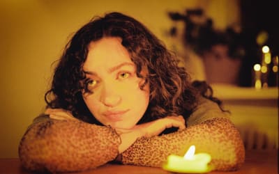 Watch Icelandic singer/songwriter RAKEL in session