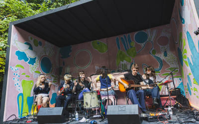 Watch Man/Woman/Chainsaw cover Lola Young at End of the Road Festival