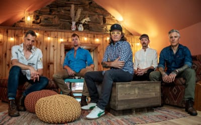 20 Years, 20 Songs: The Infamous Stringdusters Celebrate in Full Bloom on ‘20/20’ (ALBUM REVIEW) - Glide Magazine