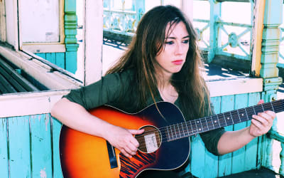 Acoustic guitarist Gwenifer Raymond plays sci-fi-themed fingerstyle blues at escape velocity - Chicago Reader