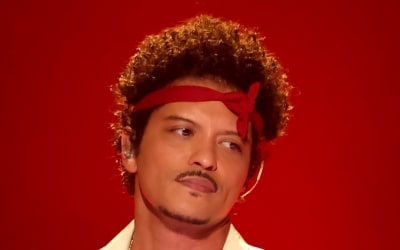 Bruno Mars Wants to Make Love, But The Romantic Just Starfishes: Review