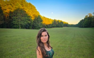 Iyla Elise embraces the chaos of love on heartfelt anthem “Ain't Linear”