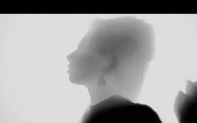 The Red Universe of Mari Jasca: Song, Circus, and Soul » PopMatters