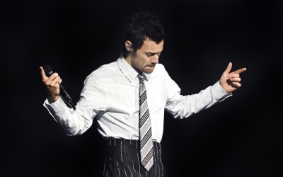 Harry Styles Takes ‘Kiss All The Time’ To Manchester For First Concert In Three Years