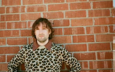 Angelo De Augustine announces new LP & tour with Hannah Frances, shares “Mirror Mirror”