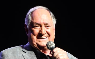 Legendary Singer-Songwriter Neil Sedaka Dies at 86