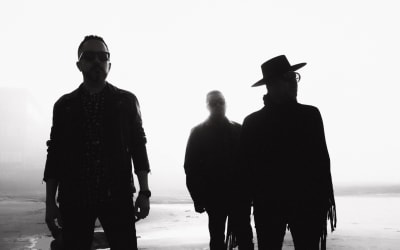 “Your Pallid Face” — Border Goth Trio The Slashes Summon Shadowy Romance With “Vampiros” — Post-Punk.com