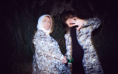 TURTLENEK | I’m Not A Blonde deliver dancefloor energy on ‘Hip Hop In The Fog’