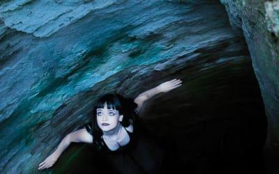 Anke Richards : grandir dans le flou avec “Grow Feet”