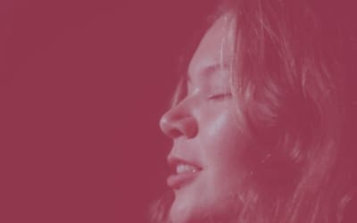 “Unstoppable” : Night Wolf et Lois Powell orchestrent une résilience en clair-obscur