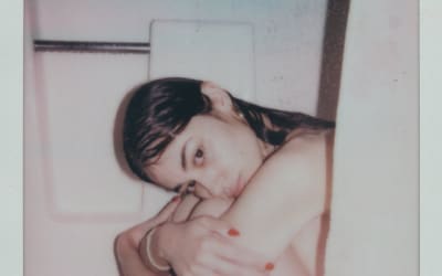 SALYA brise le silence avec « TALK », confession indie d’une introvertie assumée