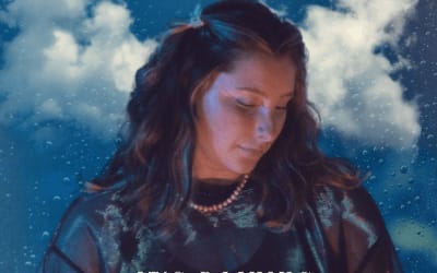 Alyssa Caroline fait tomber la pluie des sentiments avec “It’s Raining”