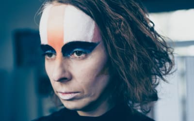 Video Premiere: Ruth Goller “Often they came to visit, even just to see how she was (M1)” (Live)