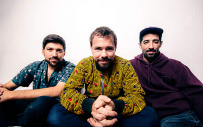 Exclusive Premiere: Caixa Cubo “Sábado”