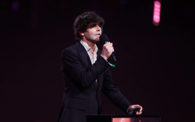 Tim Burgess pays tribute to “phenomenal” Mani at BRITs 2026: “He changed music and inspired generations ahead of him”